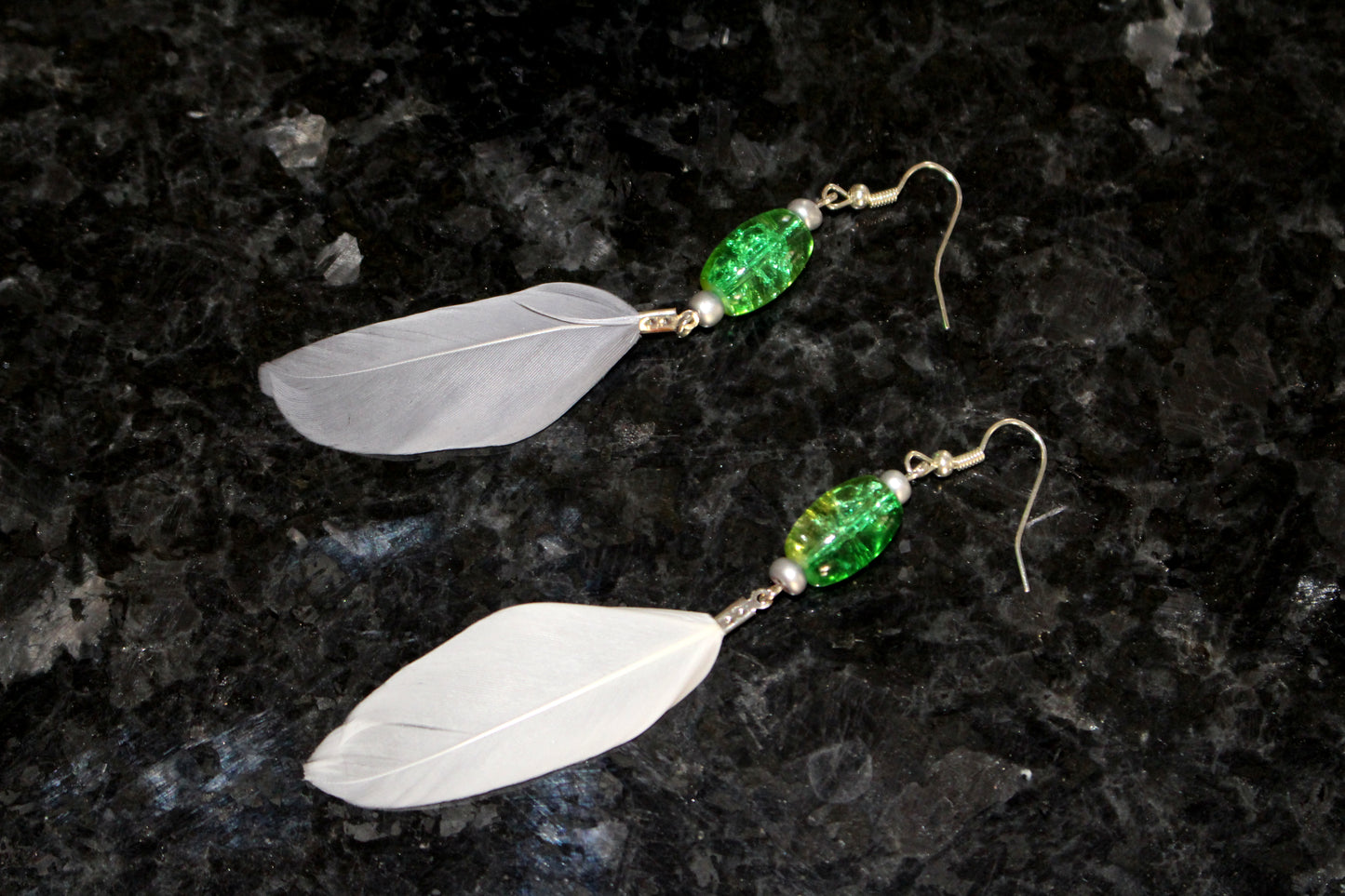 Boucles d'oreilles plumes gris et blanc et perle de verre vert