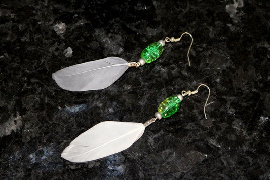 Boucles d'oreilles plumes gris et blanc et perle de verre vert