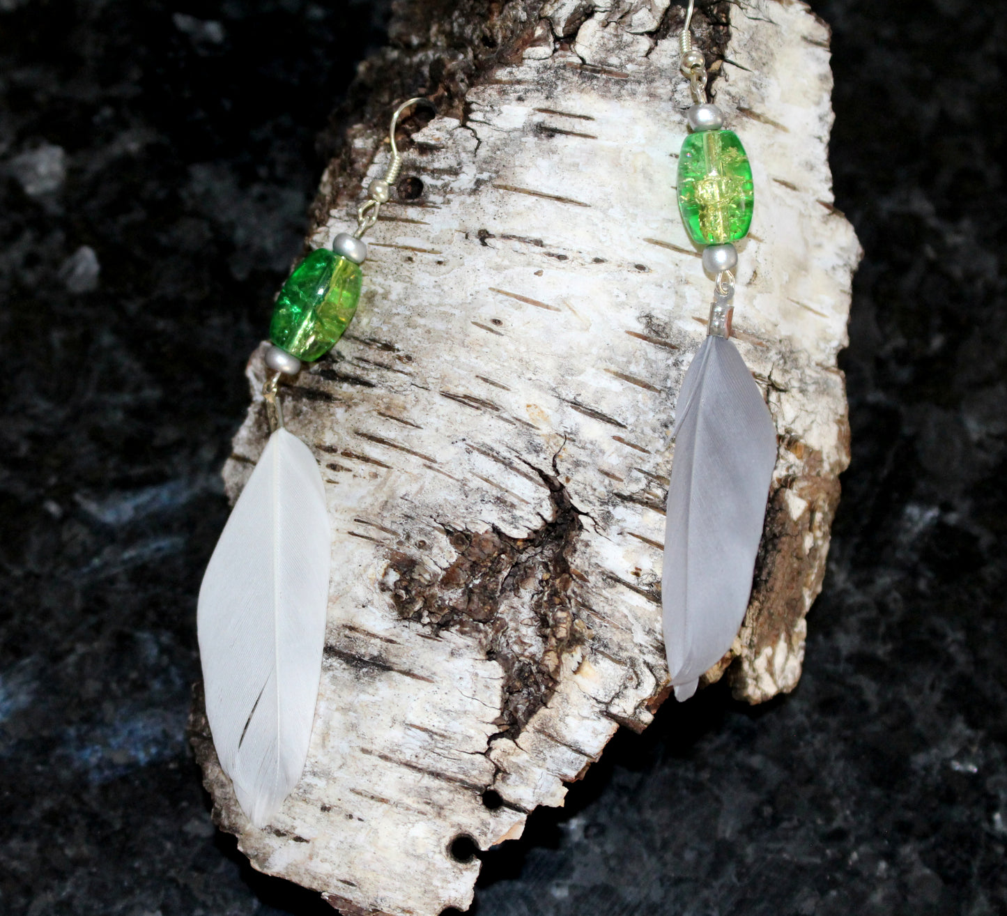 Boucles d'oreilles plumes gris et blanc et perle de verre vert