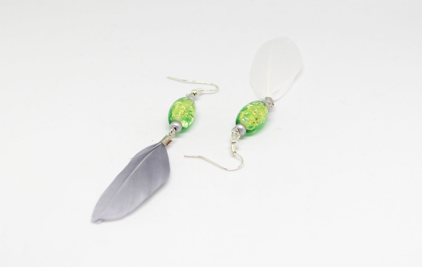 Boucles d'oreilles plumes gris et blanc et perle de verre vert