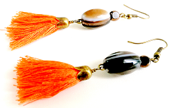 Boucles d'oreilles pompons orange et perle de verre