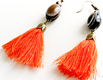 Boucles d'oreilles pompons orange et perle de verre
