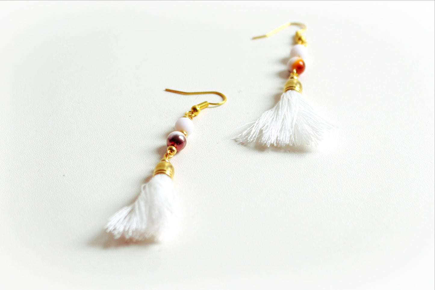 Boucles d'oreilles pompons blancs et perles dorés