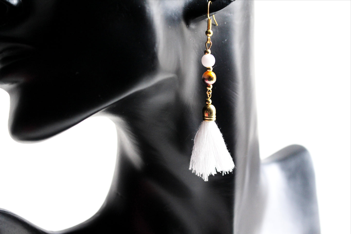 Boucles d'oreilles pompons blancs et perles dorés