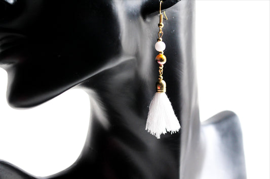 Boucles d'oreilles pompons blancs et perles dorés