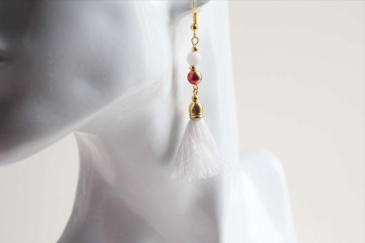 Boucles d'oreilles pompons blancs et perles dorés
