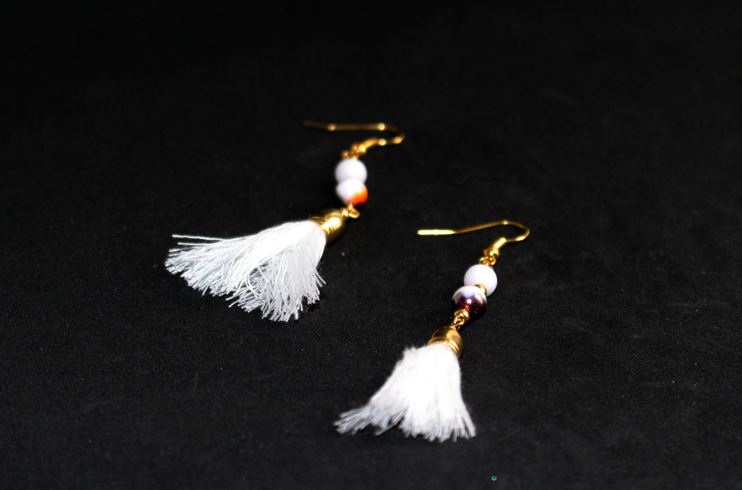 Boucles d'oreilles pompons blancs et perles dorés