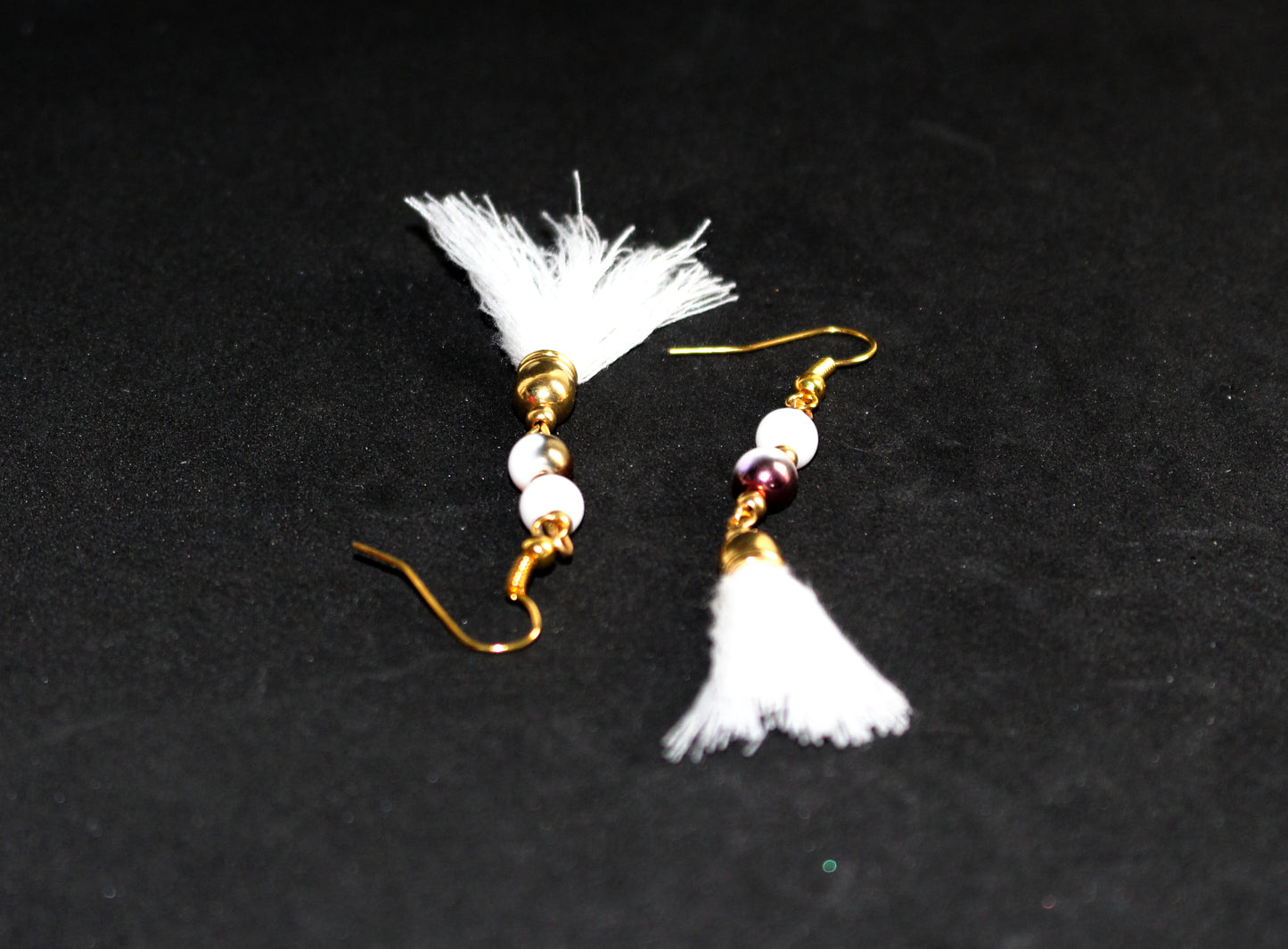 Boucles d'oreilles pompons blancs et perles dorés