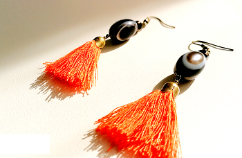 Boucles d'oreilles pompons orange et perle de verre