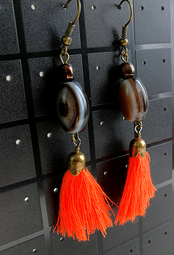Boucles d'oreilles pompons orange et perle de verre