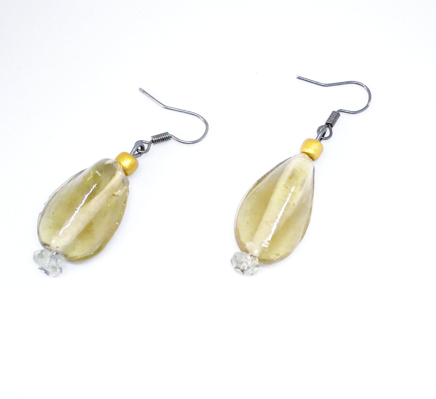 Boucles d'oreilles asymétriques en verre gris translucide