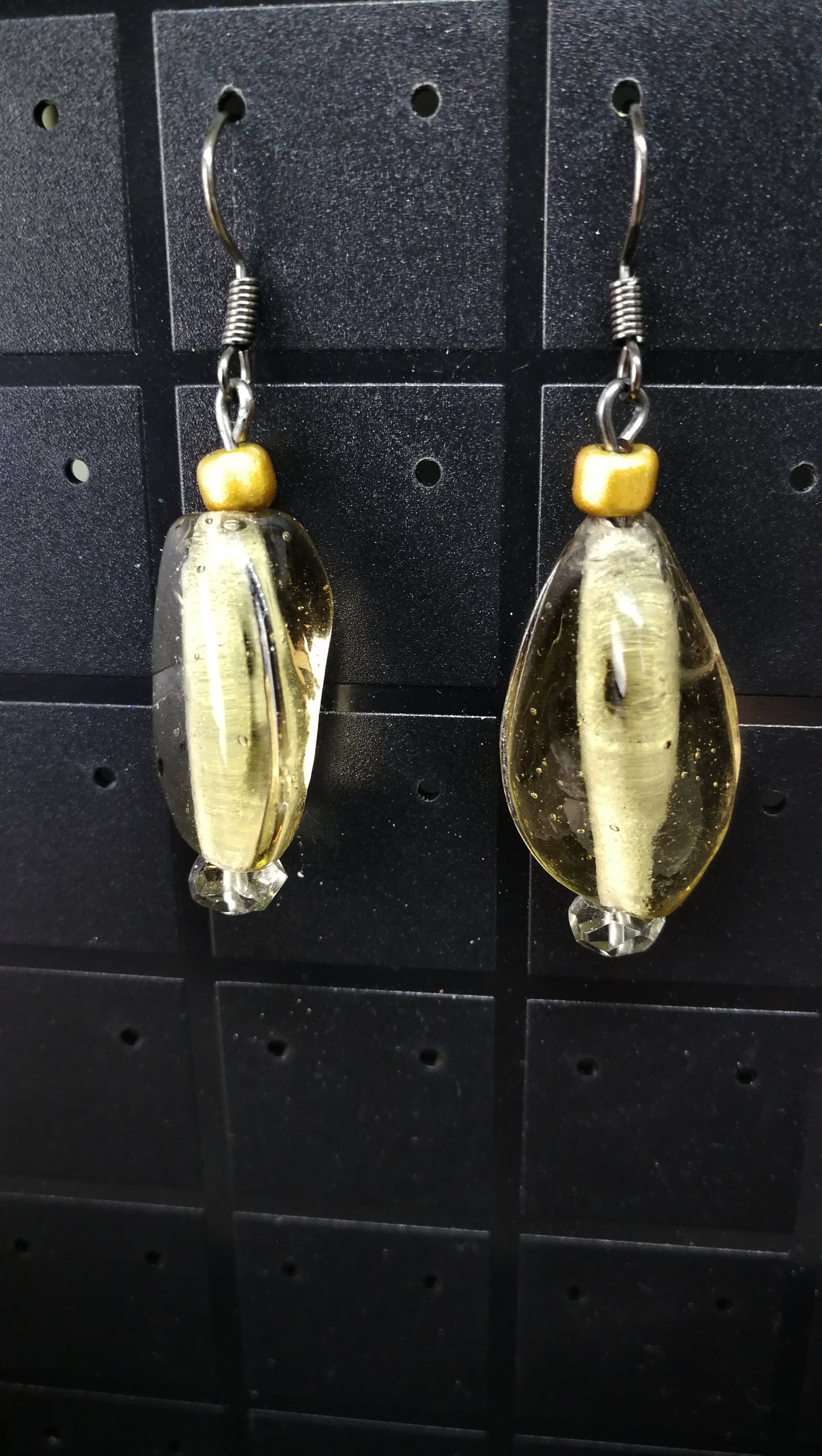 Boucles d'oreilles asymétriques en verre gris translucide