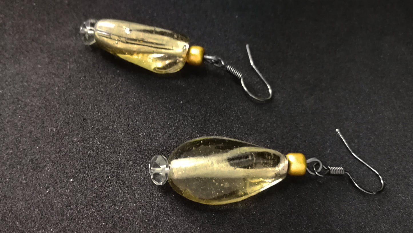 Boucles d'oreilles asymétriques en verre gris translucide